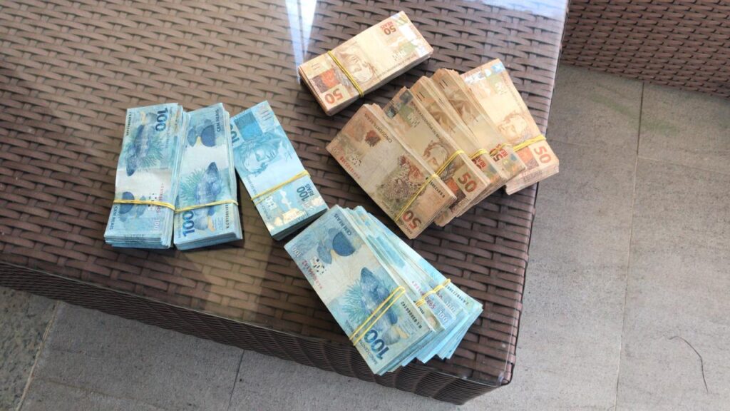 PF apreende R 110 mil com um dos alvos da Operacao Estroinas