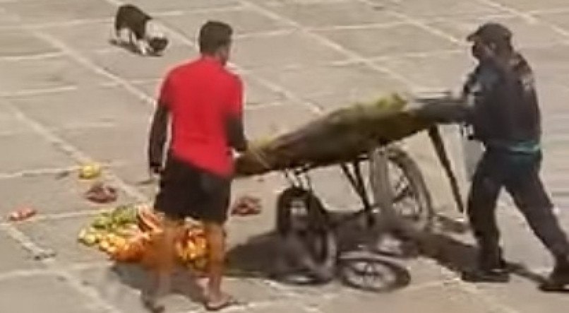 PM e flagrado virando carrinho de frutas de ambulante e chutando mercadoria em Fortaleza veja video