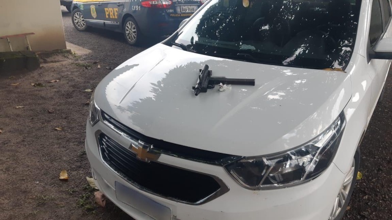 PRF SE apreende submetralhadora dentro de carro na BR 101