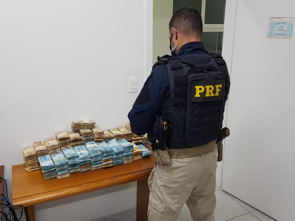 PRF apreende cerca de R 1 milhao em fundo falso de carro em Sao Paulo