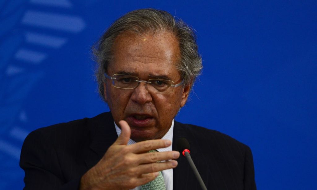 Paulo Guedes anuncia saída de secretários e fala em debandada no Ministério da Economia