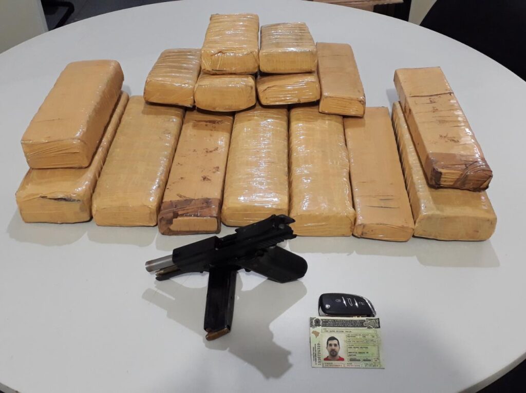 Policia apreende arma e maconha em Propria