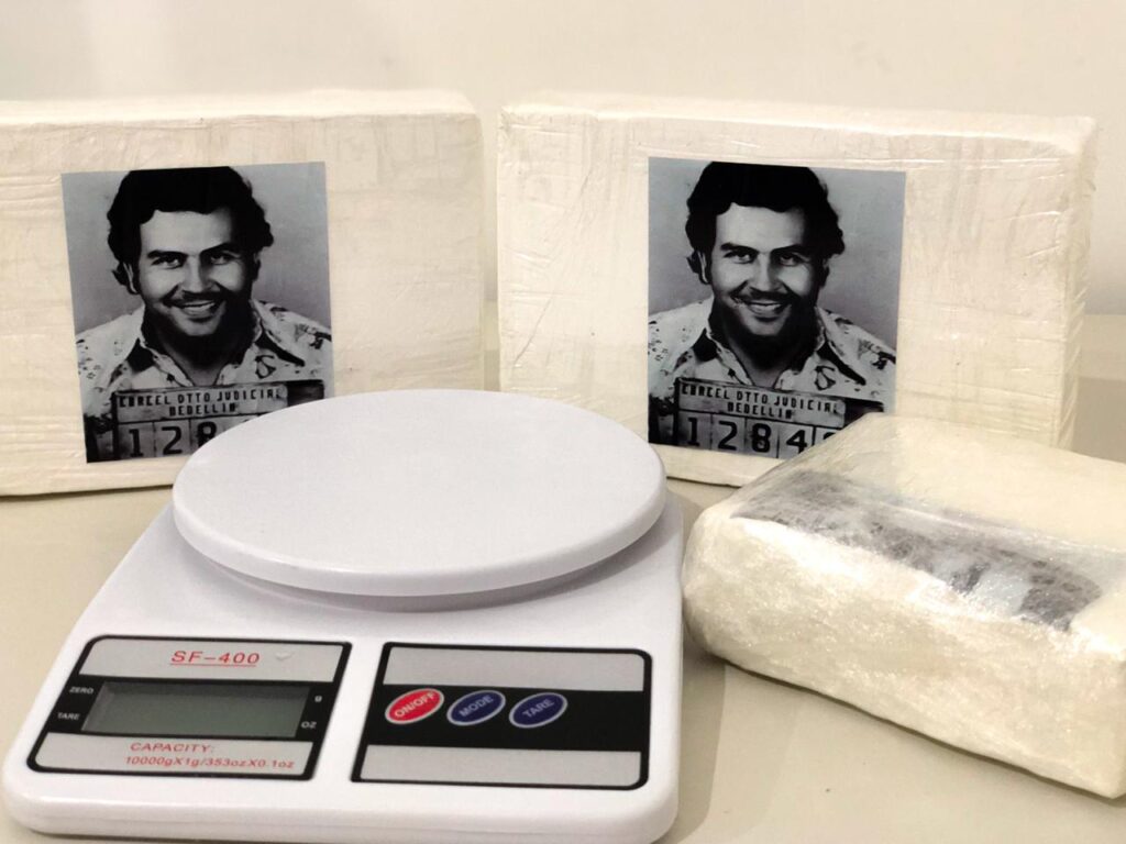 Policia apreende cocaina com foto do narcotraficante Pablo Escobar no bairro Sao Conrado