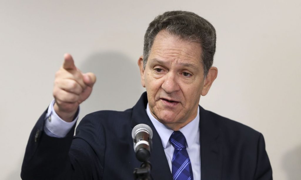 Presidente do STJ chama jornalistas de analfabetos no caso do habeas corpus a Queiroz