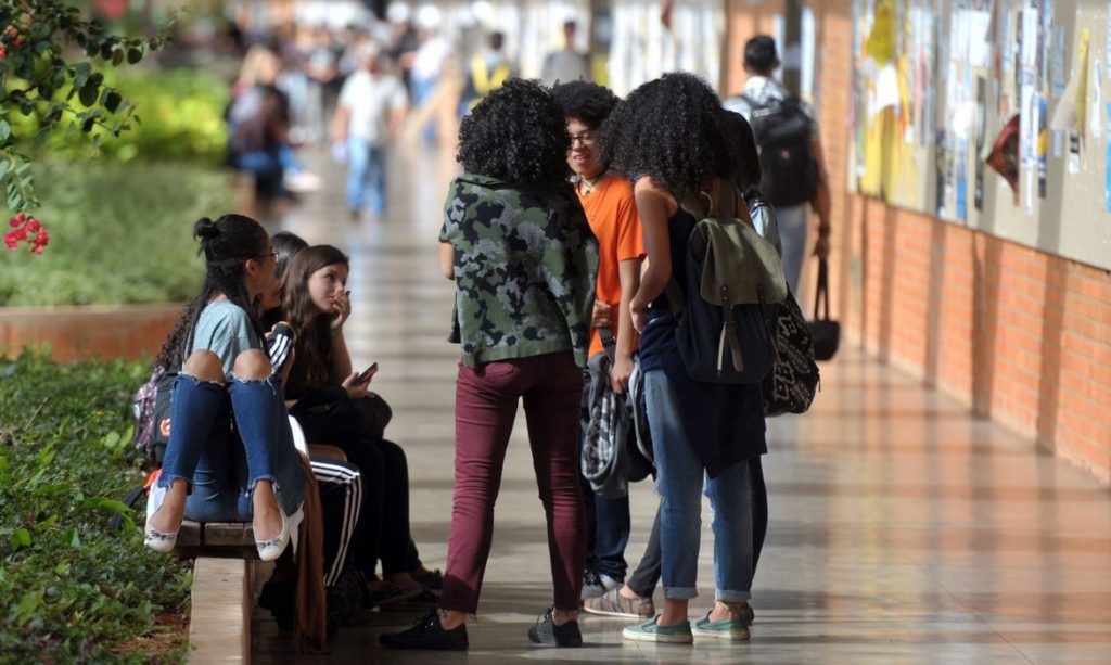 Problema financeiro é maior barreira para universitários negros no Brasil revela estudo