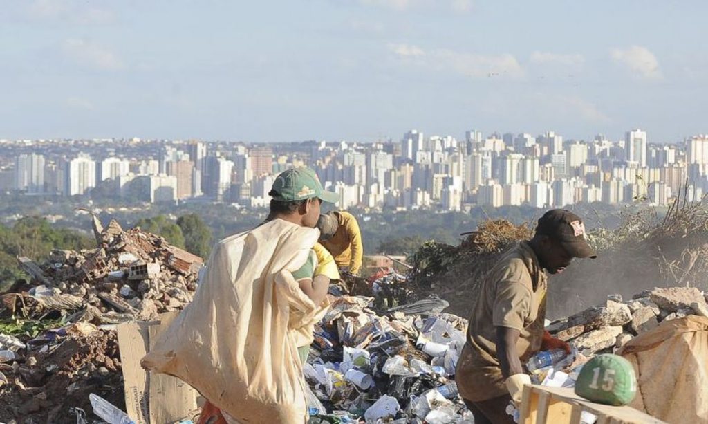 Quase metade dos municípios ainda despeja resíduos em lixões