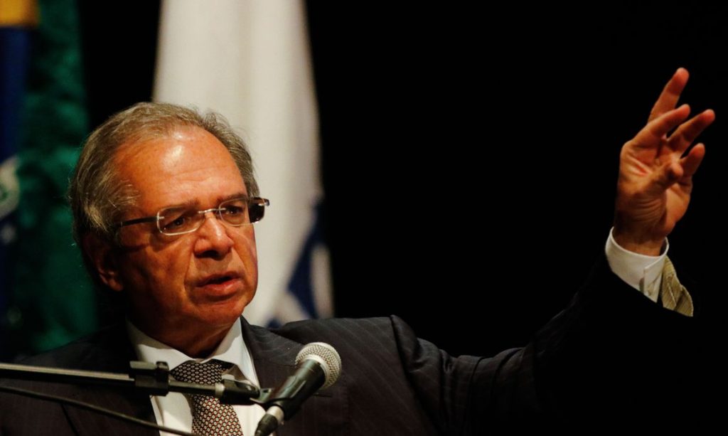 Quem tem poder econômico não paga imposto diz Guedes