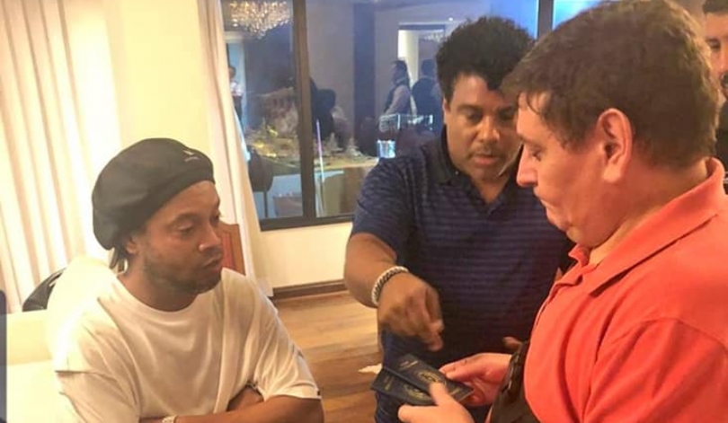 Ronaldinho Gaúcho faz festas com modelos em quarto de hotel diz imprensa paraguaia