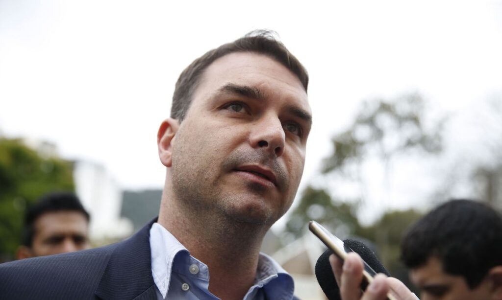 Senador Flavio Bolsonaro testa positivo para o novo coronavirus