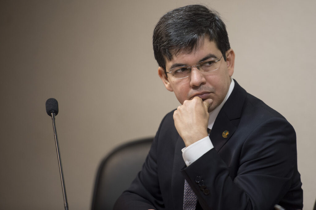 Senador Randolfe protocola PEC para impedir tributacao de livros