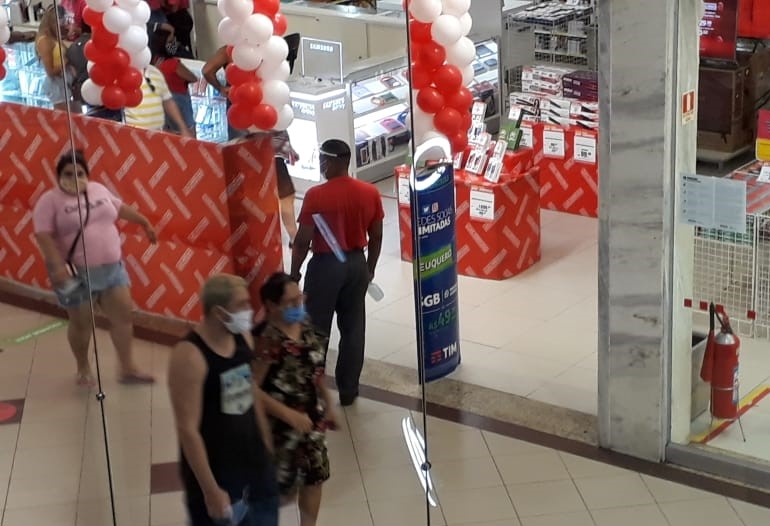 Shoppings em Aracaju registram movimento moderado no segundo dia de reabertura