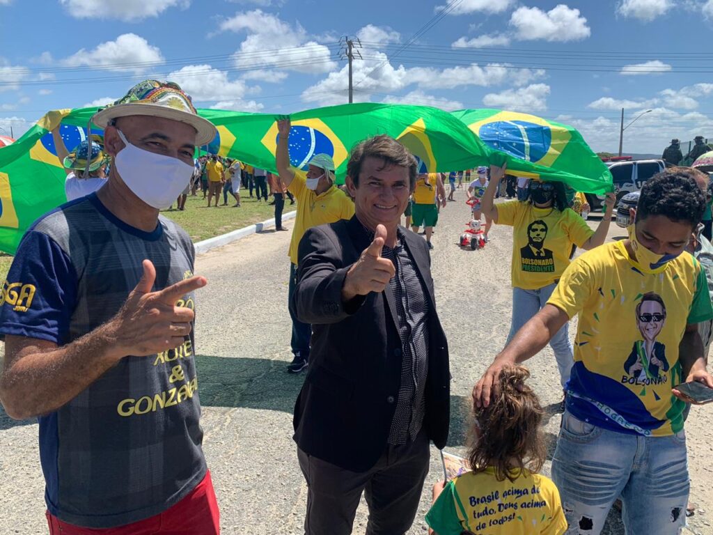 Sosia de Bolsonaro anima apoiadores que esperam o original