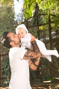 Thammy Miranda faz ensaio com o filho para celebrar Dia dos Pais veja fotos 1