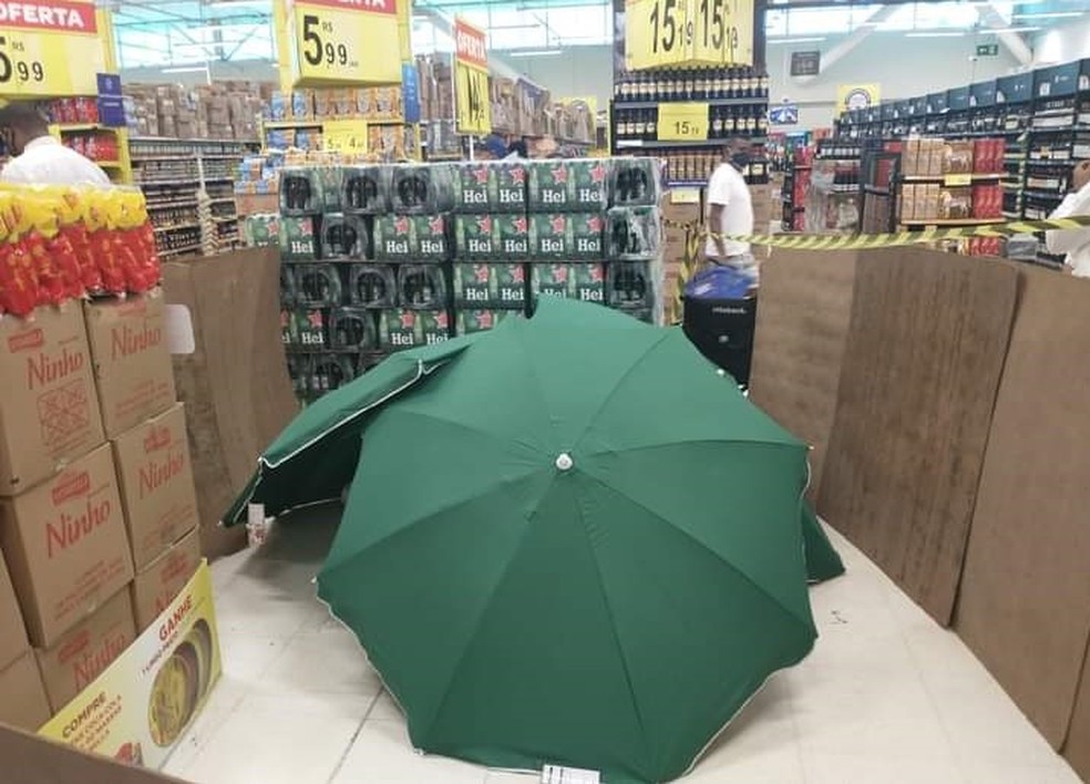 Trabalhador morre no Carrefour e corpo e coberto com guarda sois para loja funcionar