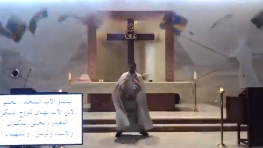 Vídeo: Transmissão online de missa capta teto de igreja caindo após explosão em Beirute 1 Transmissão online de missa capta teto de igreja caindo após explosão em Beirute