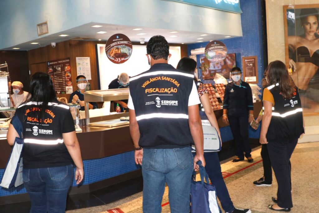 Vigilancia Sanitaria fiscaliza uso de mascara e distanciamento em mercado e shopping de Aracaju