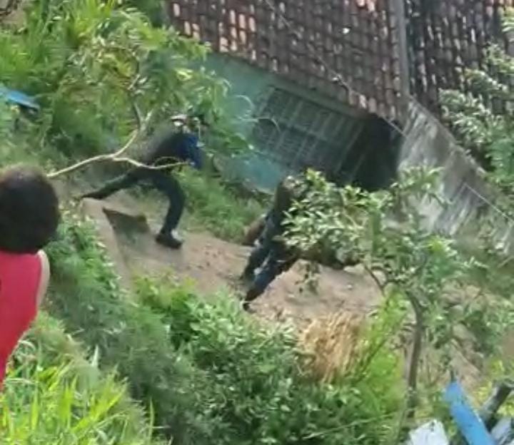 Vídeo Suspeito é morto por PMs na frente de moradores no bairro Cidade Nova