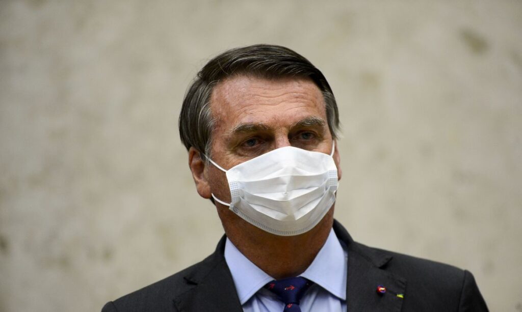 Um dia após cirurgia para retirada de cálculo da bexiga, Jair Bolsonaro recebe alta em SP