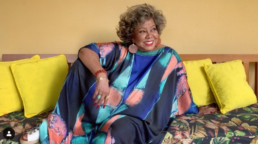 Alcione da entrada no Hospital Sirio Libanes