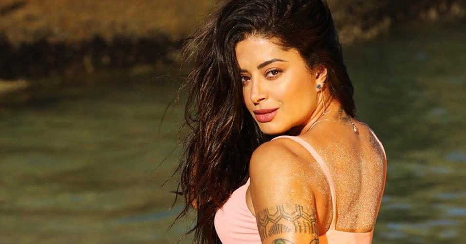 Aline Riscado mostra novas tatuagens e fas reparam mesmo no biquini cavadao da atriz assista