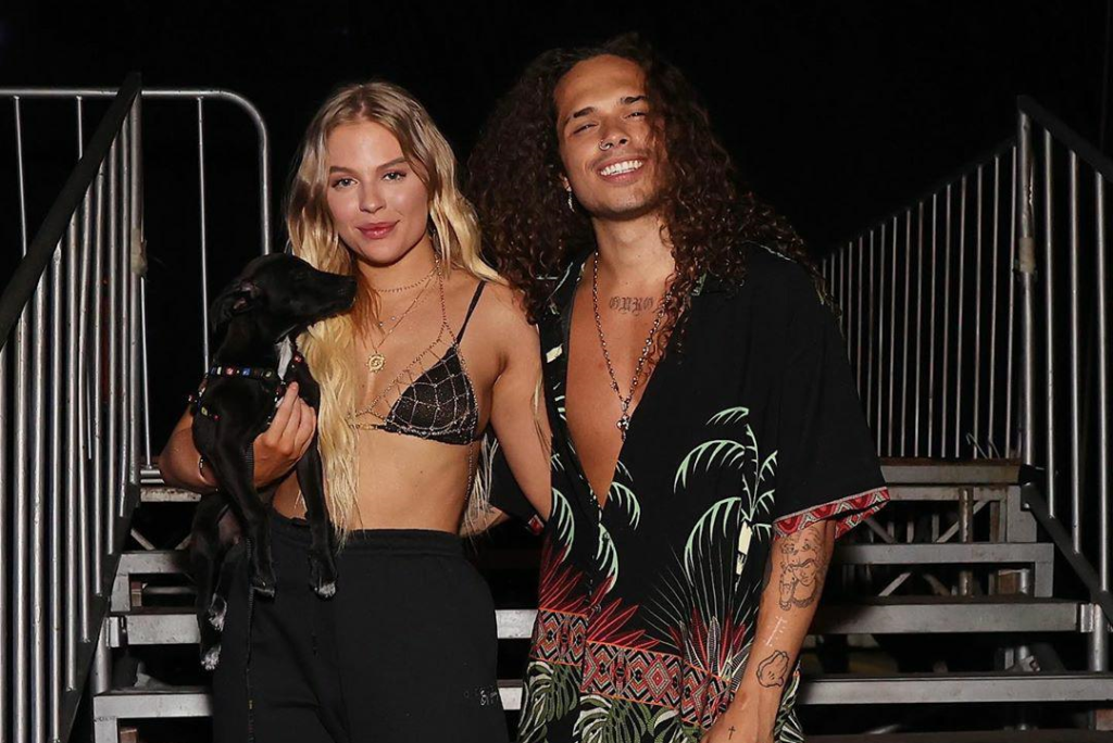 Apos assumir namoro Luisa Sonza e Vitao trocam beijo em show veja video
