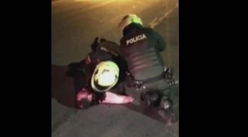 Apos policiais matarem advogado com choques eletricos protestos tomam conta de Bogota veja video