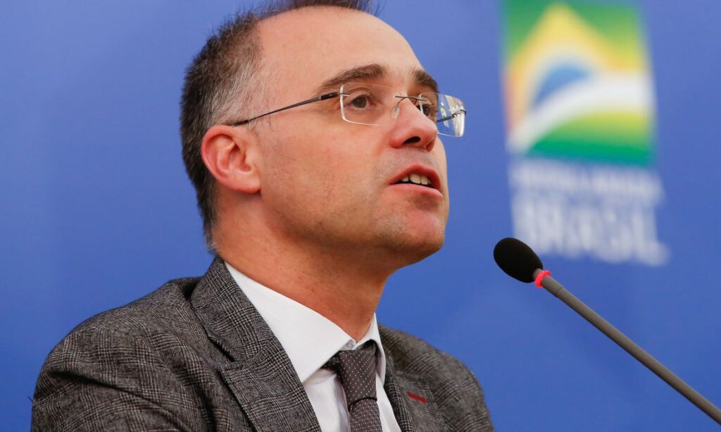 Apos problema cardiaco ministro da Justica tem alta em Brasilia