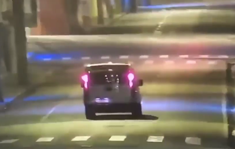 Apos roubar carro na Orla de Atalaia cinco suspeitos sao perseguidos por policiais e colidem em poste 1