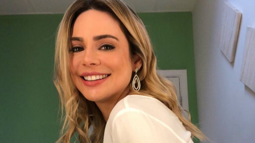 Apos ser demitida por e mail do SBT Rachel Sheherazade ganha novo emprego menos de 24h depois