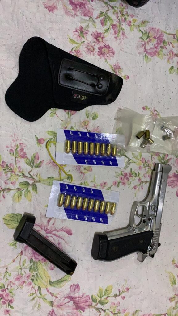 Arma de fogo documentos e dois celulares sao apreendidos durante segunda fase da Operacao Pandemonium