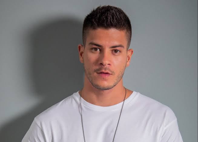 Arthur Aguiar se converte ao Evangelho e e batizado no mesmo local que Wesley Safadao diz colunista