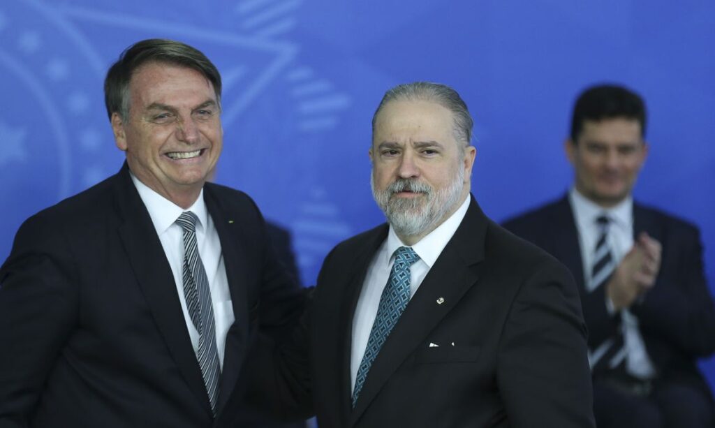 Augusto Aras move uma acao contra Bolsonaro em 1 ano e se alinha ao governo mais de 30 vezes diz jornal