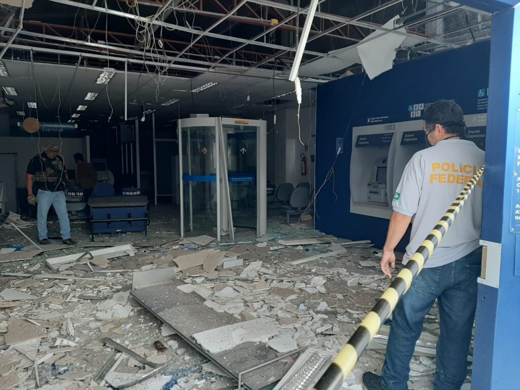 Bandidos explodem duas agencias bancarias em Carira