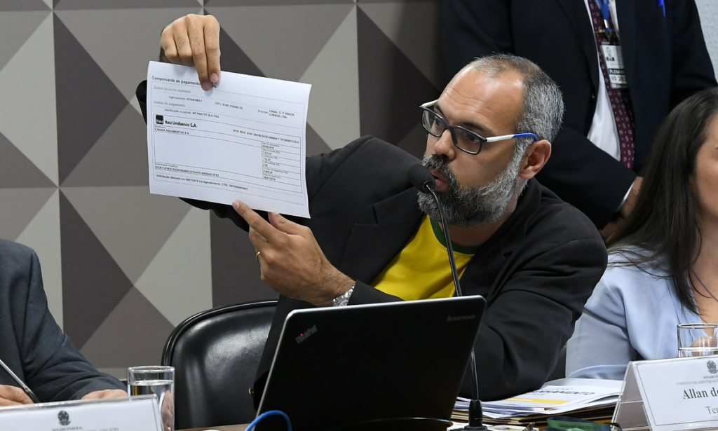 Blogueiro investigado mantinha grupo com deputados e integrantes do baixo escalao do governo diz PF