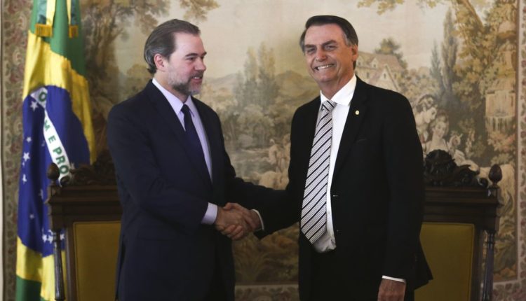 Bolsonaro aparece de surpresa em sessao de despedida de Toffoli no STF