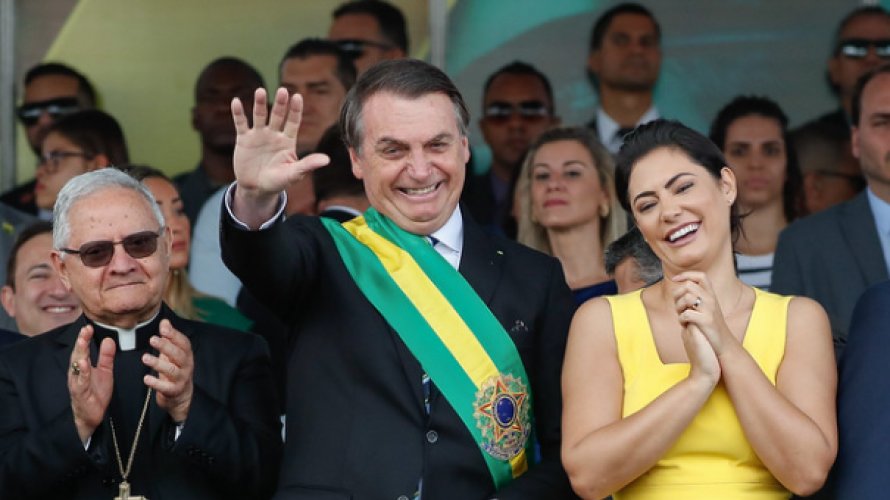 Bolsonaro cumprimenta populares em solenidade de 7 de Setembro
