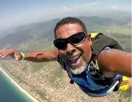 Cabo do Exercito morre apos saltar de paraquedas e se chocar contra o chao