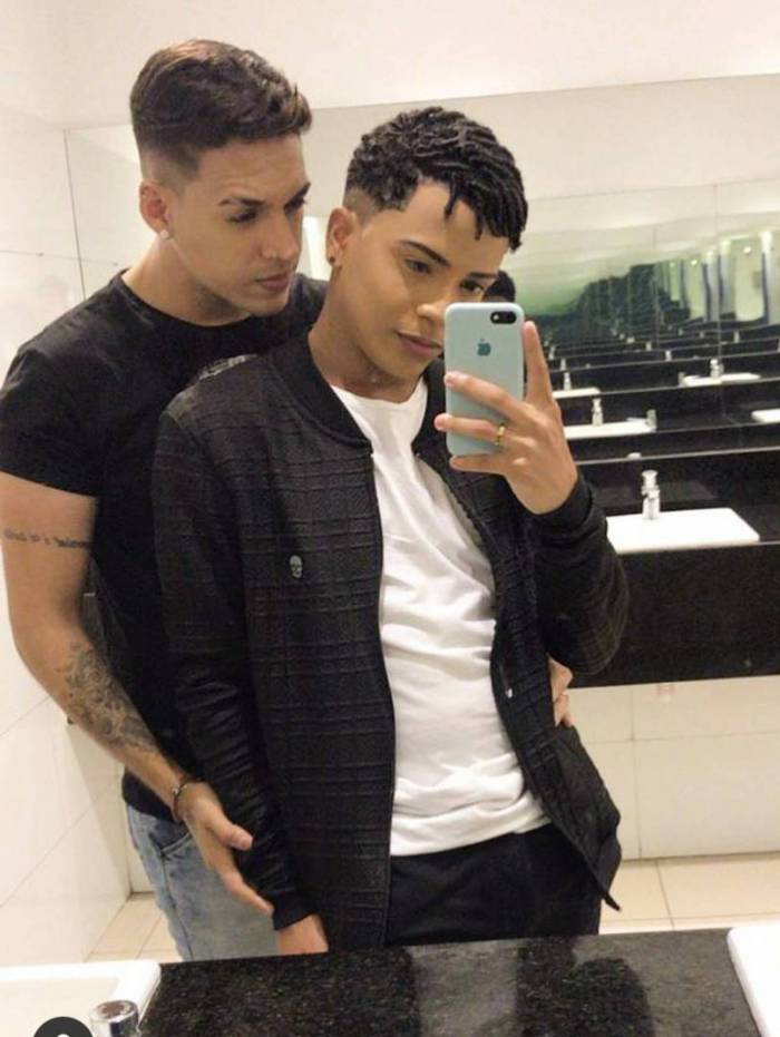 Cantor sertanejo assume relacionamento com fotografo