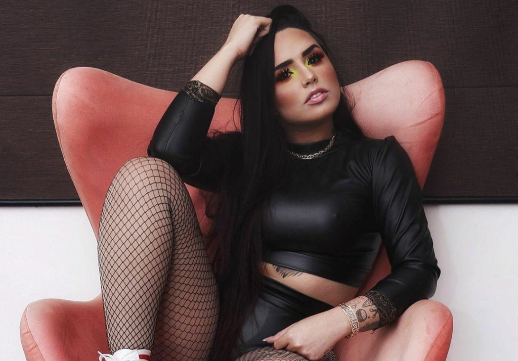 Cantora Perlla nega que esteja se prostituindo apos fotos e videos intimos aparecerem em App suspeito de pornografia
