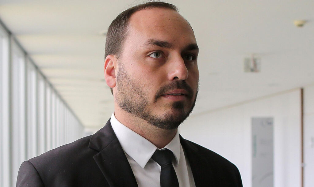 Carlos Bolsonaro pagou 70 abaixo do preco avaliado por prefeitura em apartamento diz jornal