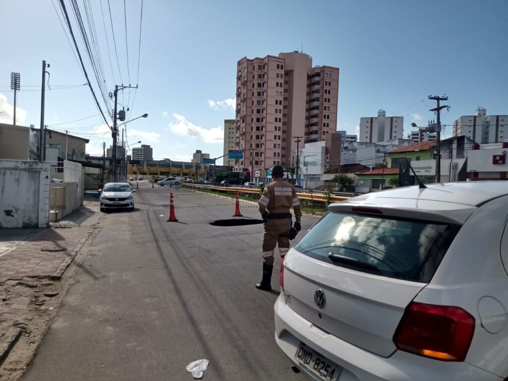 Cratera causa interdicao de trecho da Avenida Anisio Azevedo