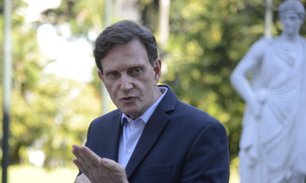 Crivella impediu demolicao de casa do senador Romario apontam mensagens