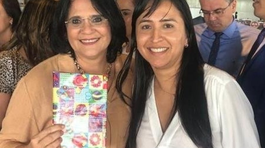 Damares demite mulher de blogueiro bolsonarista investigado pela PF