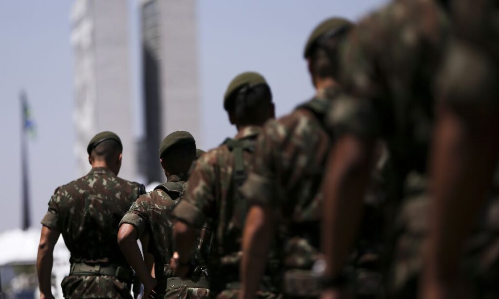 Defesa do Brasil e uma das que mais gastam com salarios e pensoes para militares diz levantamento