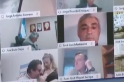 Deputado argentino renuncia apos ser flagrado beijando seios da esposa durante sessao virtual da Camara