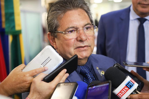 Deputado se atrapalha na Ave Maria e ressuscita meme classico veja video