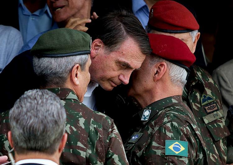 Disputa por recursos acirra embate entre militares e civis no governo diz jornal
