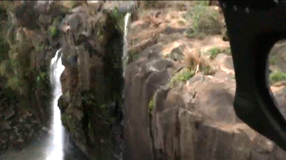 Duas amigas morrem ao cair em cachoeira de 30 metros