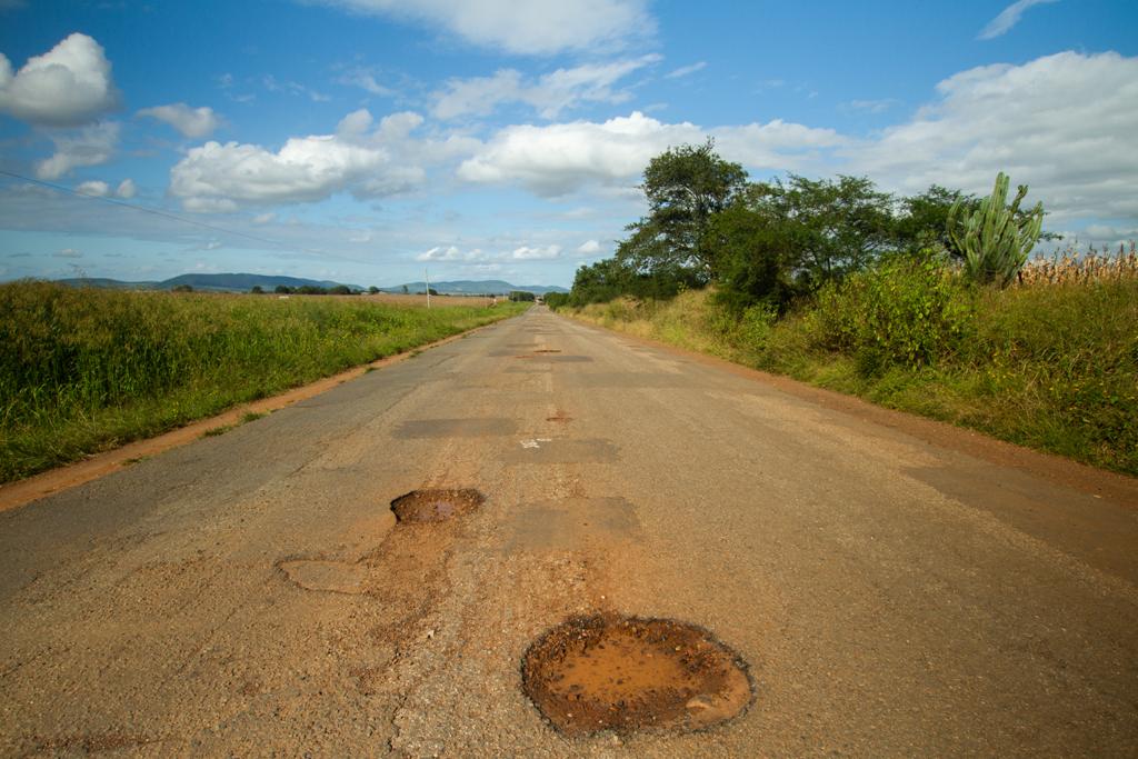 Em Pinhao Belivaldo autoriza inicio das obras de reestruturacao de parte da rodovia SE 179