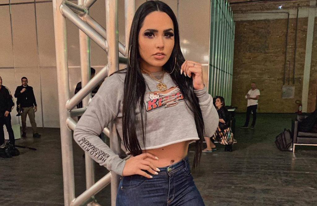 Em prints vazados Perlla aparece sensualizando em lives com mamilos de fora